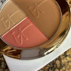 ✨IT Cosmetics Live, Love, Laugh Vitality Face Disc✨